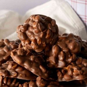 Crockpot peanut clusters featured image.