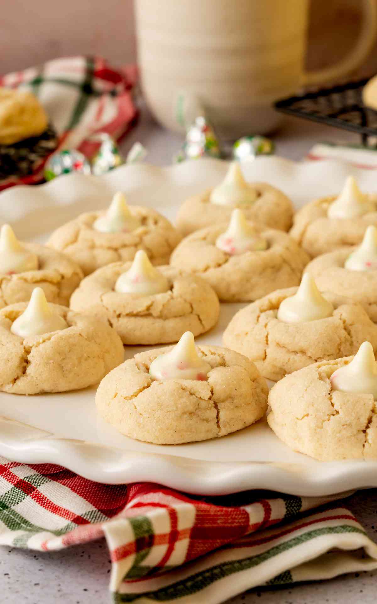 A scalloped platter with sugar cookies with kisses.