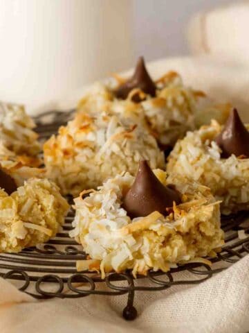 Macaroon Cookies with Kisses featured image.