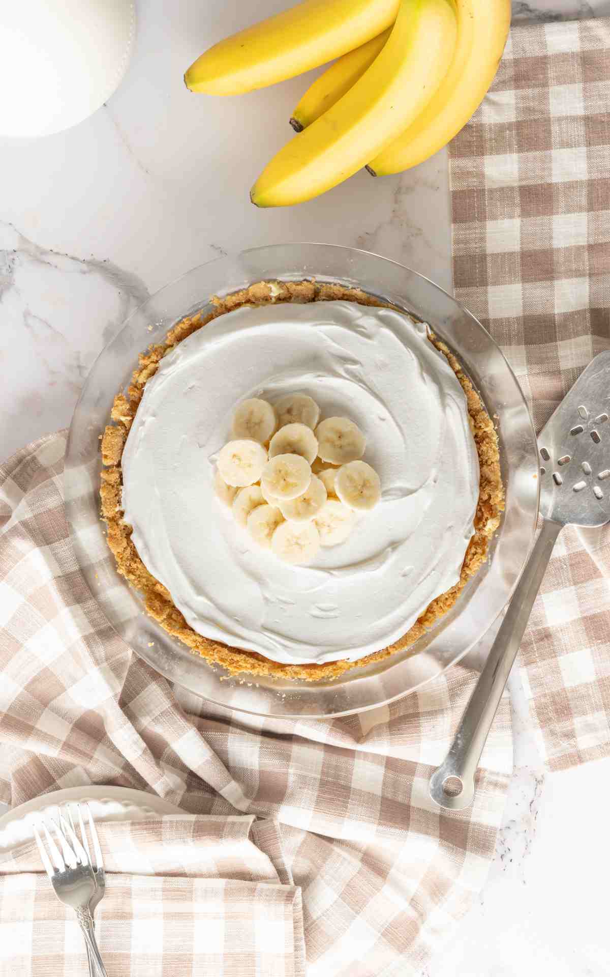 Easy Banana cream pie topped with freshly sliced banana.